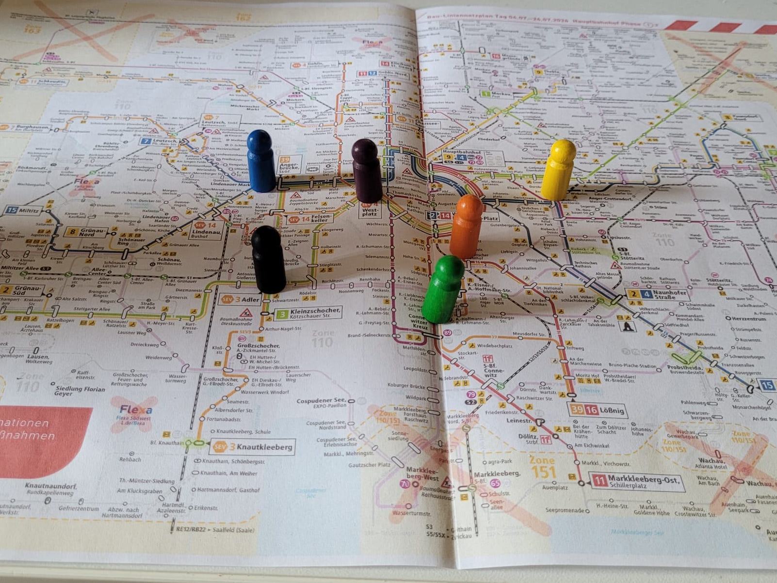 Liniennetzplan von Leipzig mit Figuren aufgestellt