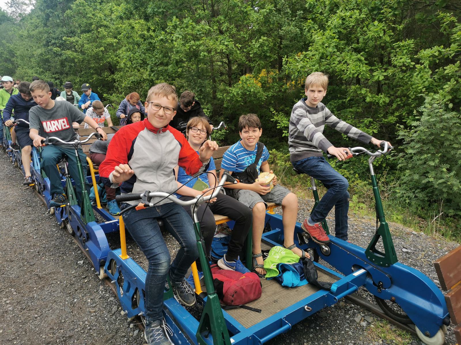 Kinder fahren Fahrraddraisine