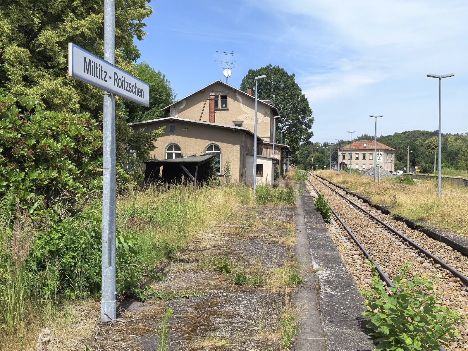 Bahnhofsgebäude an stillgelegter Bahnstrecke