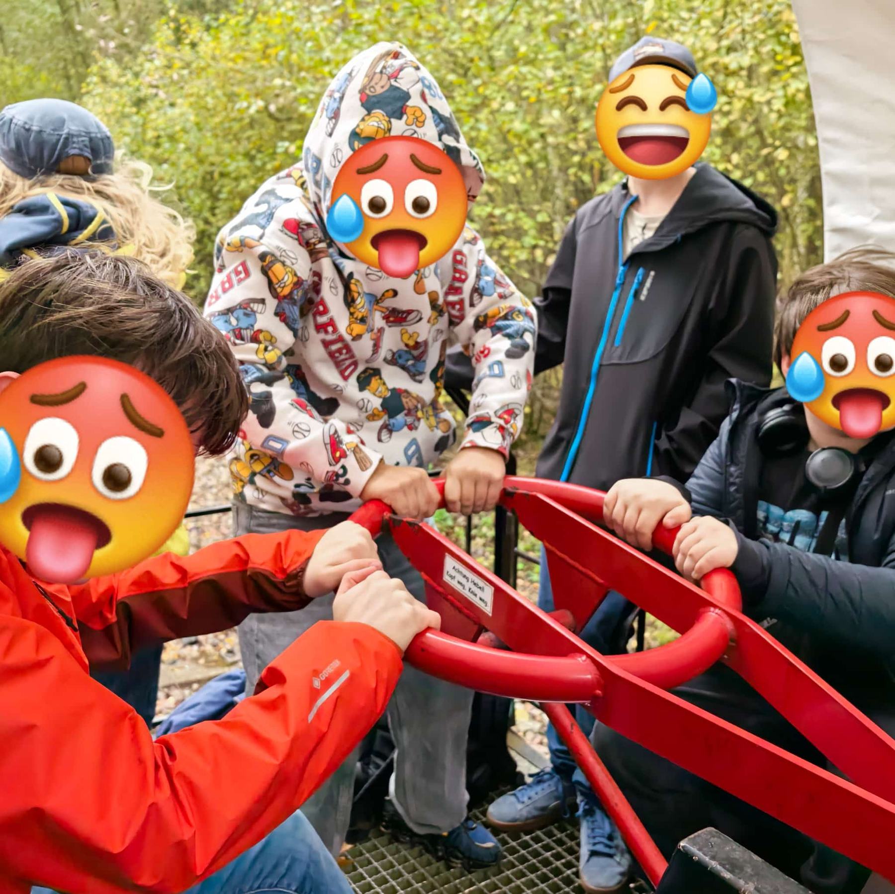 Kinder drücken mit aller Kraft auf den Hebel der Draisine
