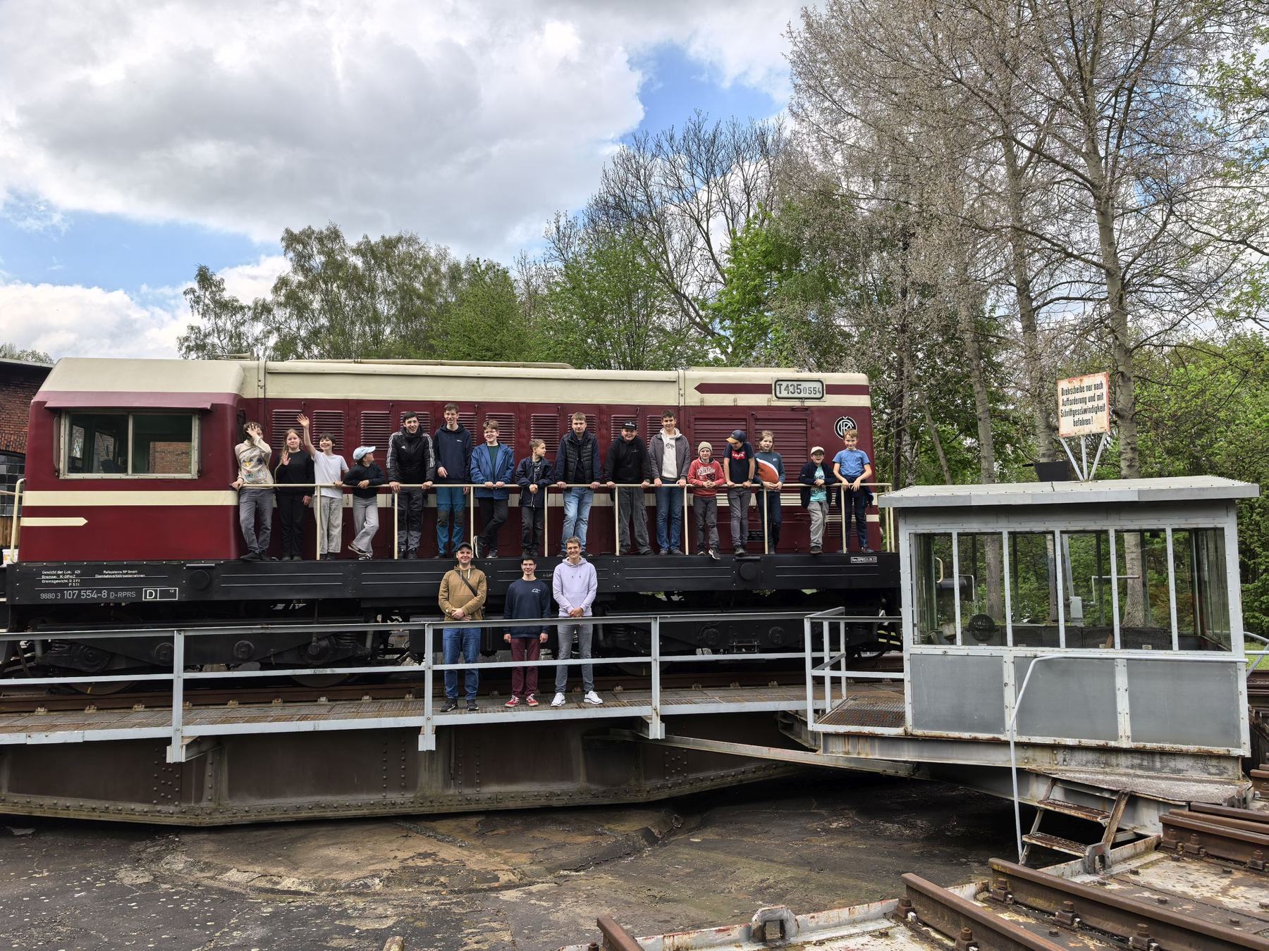 Gruppenbild vor Diesellokomotive auf Drehscheibe im Eisenbahnmuseum Schwarzenberg