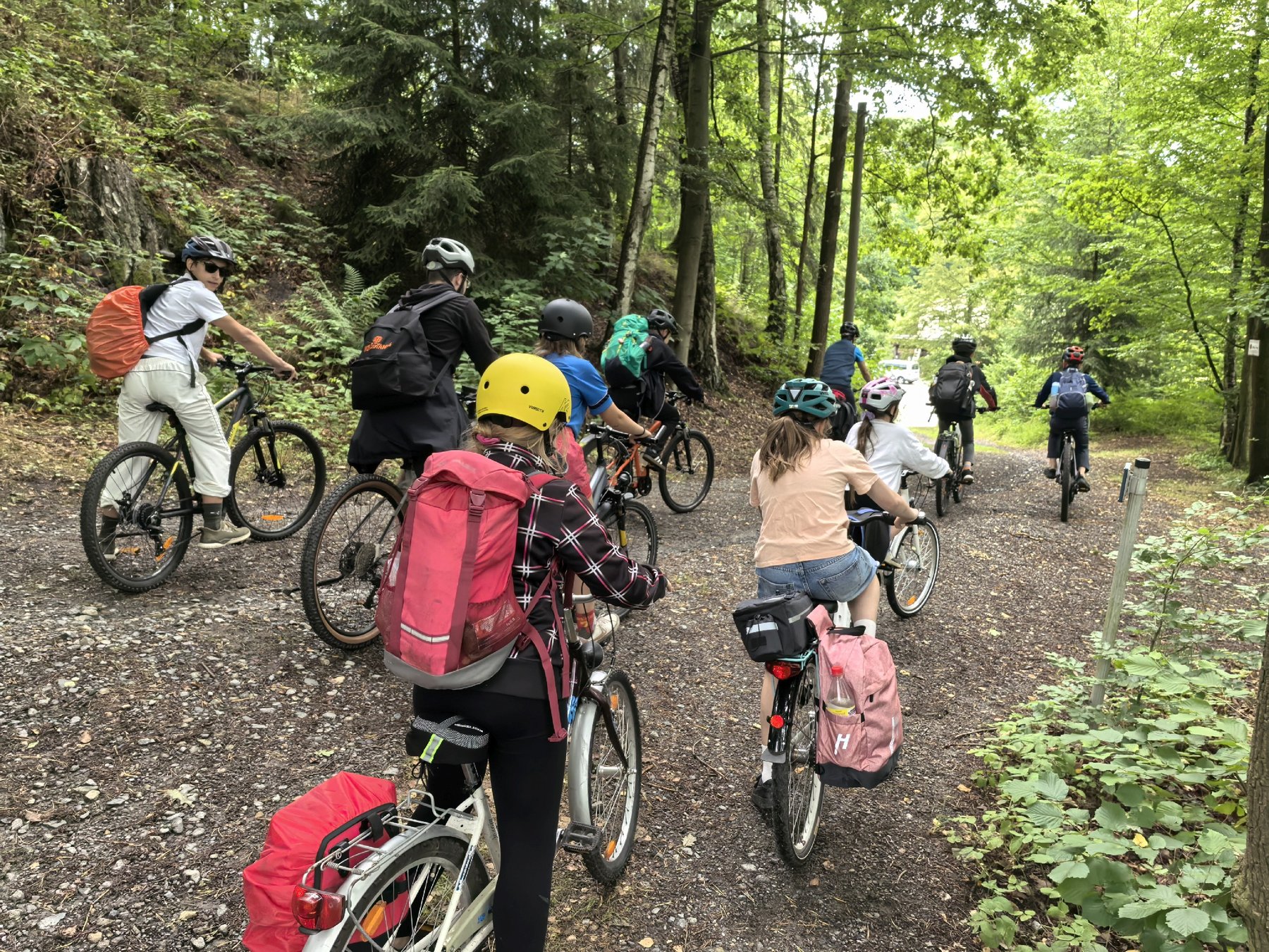 fahrradfahrende Kinder