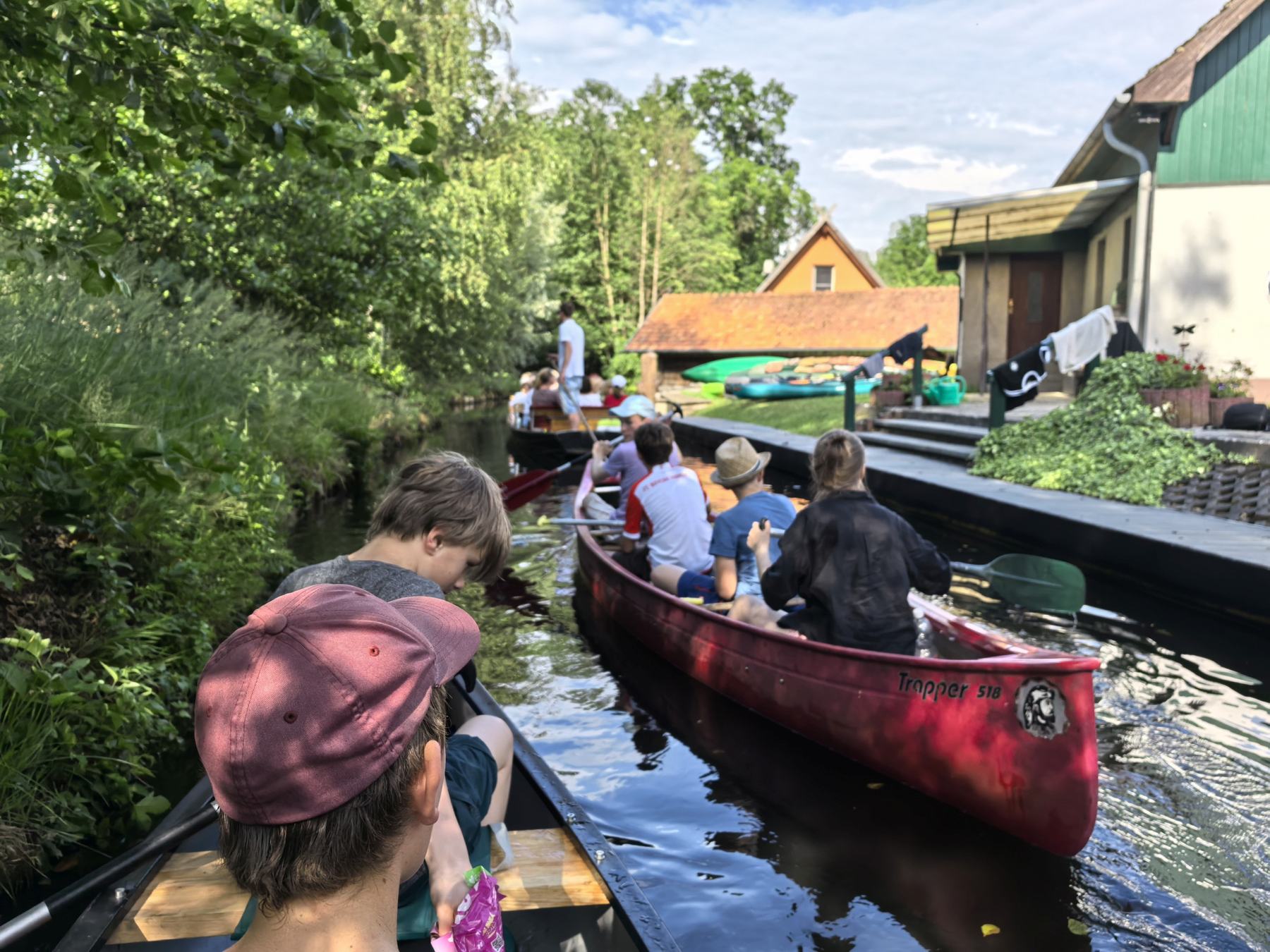 Paddelboote im Kanal