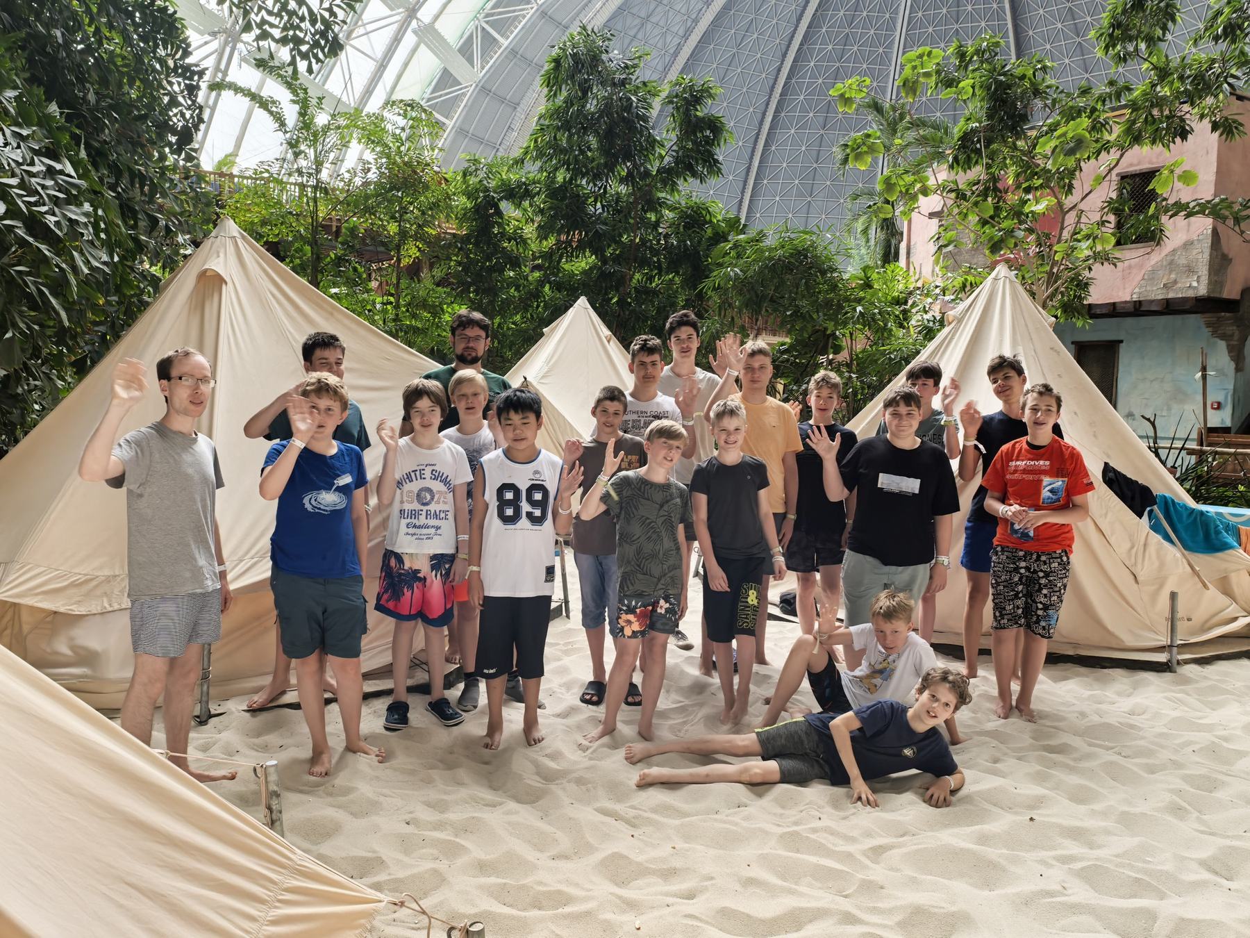 Gruppenfoto vor den Zelten im Tropical Islands