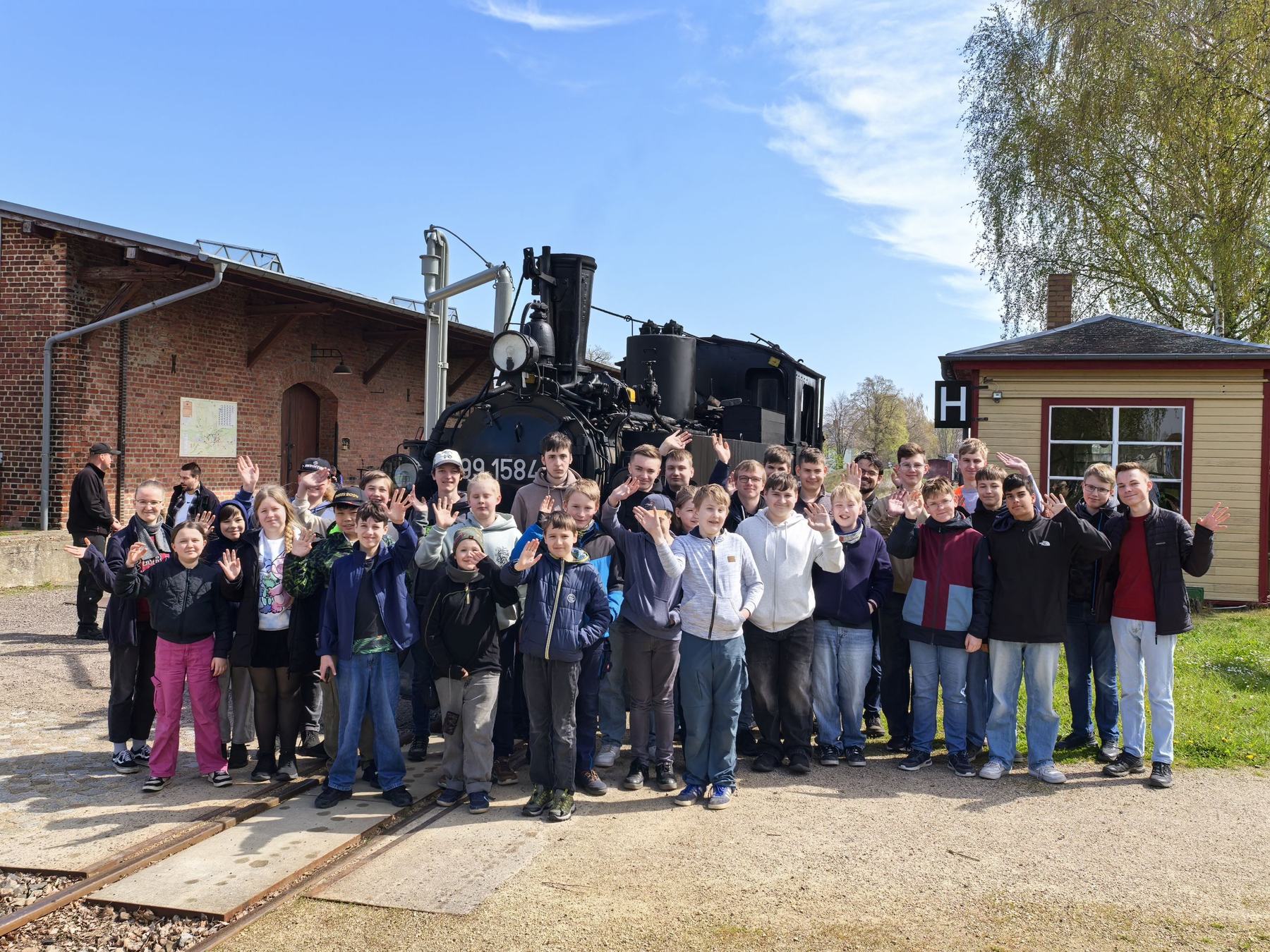 Gruppenbild in Mügeln vor Dampflok