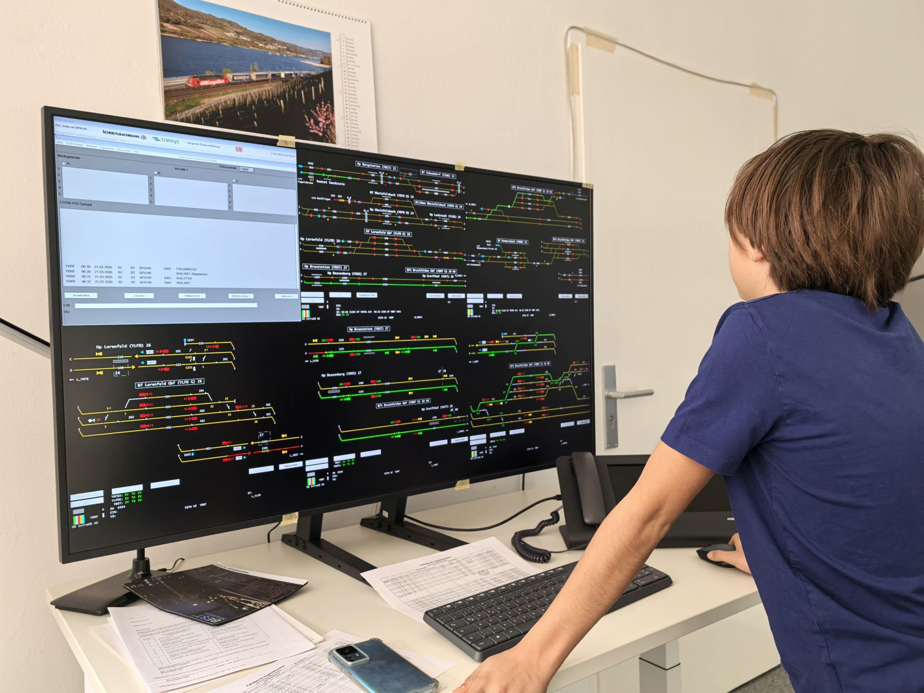 Parkeisenbahner vor großem Bildschirm mit ESTW-Ansicht