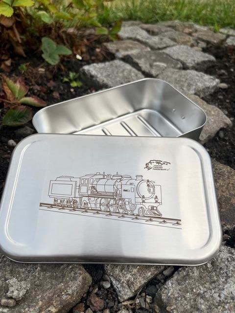 Brotbüchse mit Gravur der Dampflokomotive