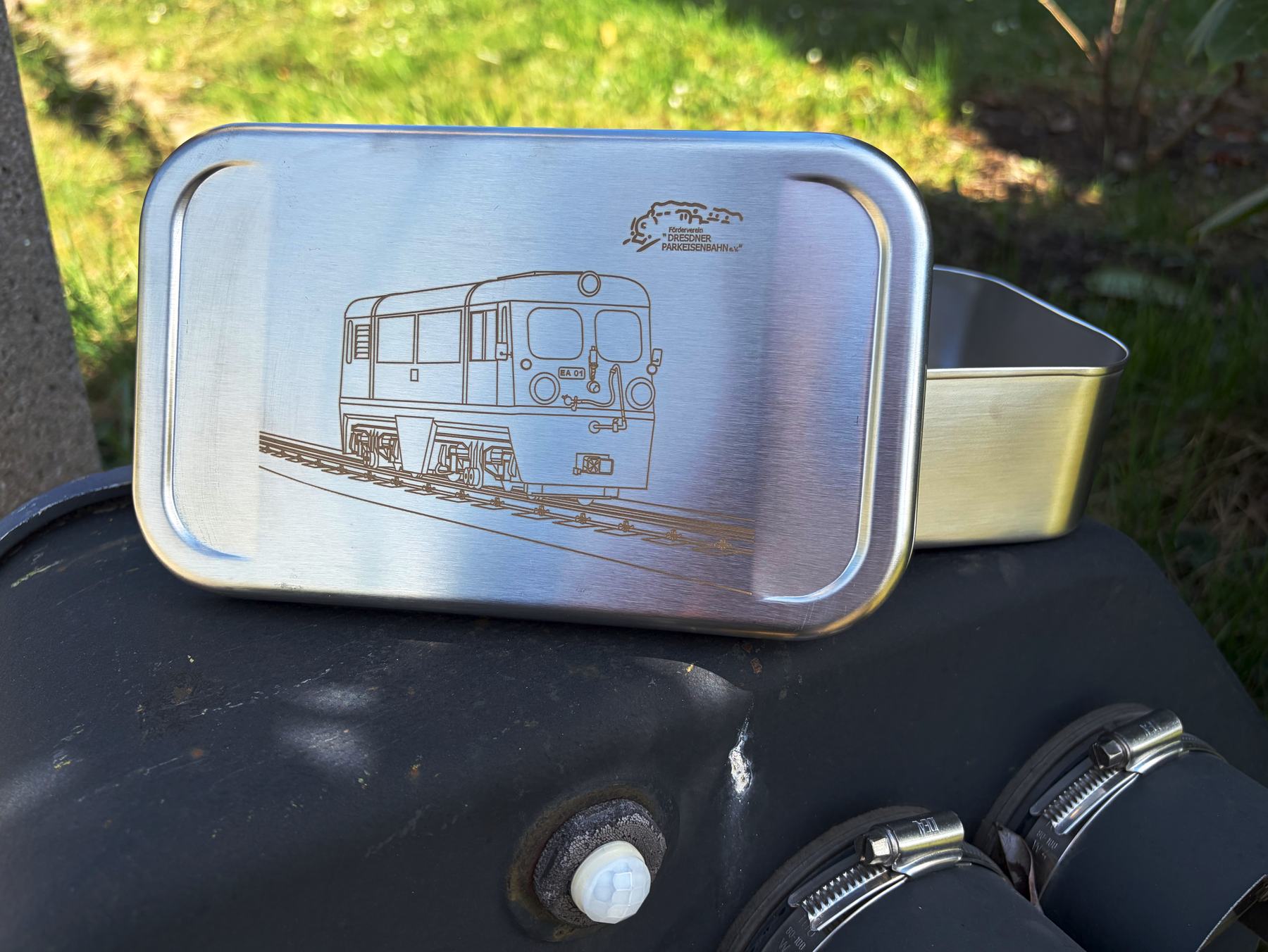 Brotbüchse mit Gravur der Lokomotive EA01