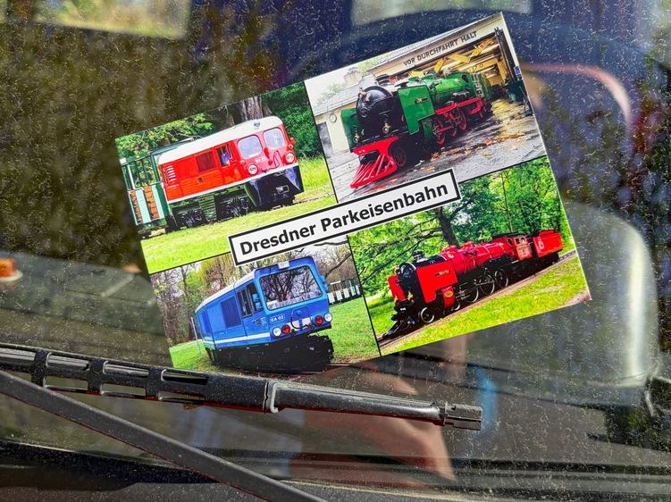 Postkarte mit den vier Lokomotiven der Parkeisenbahn