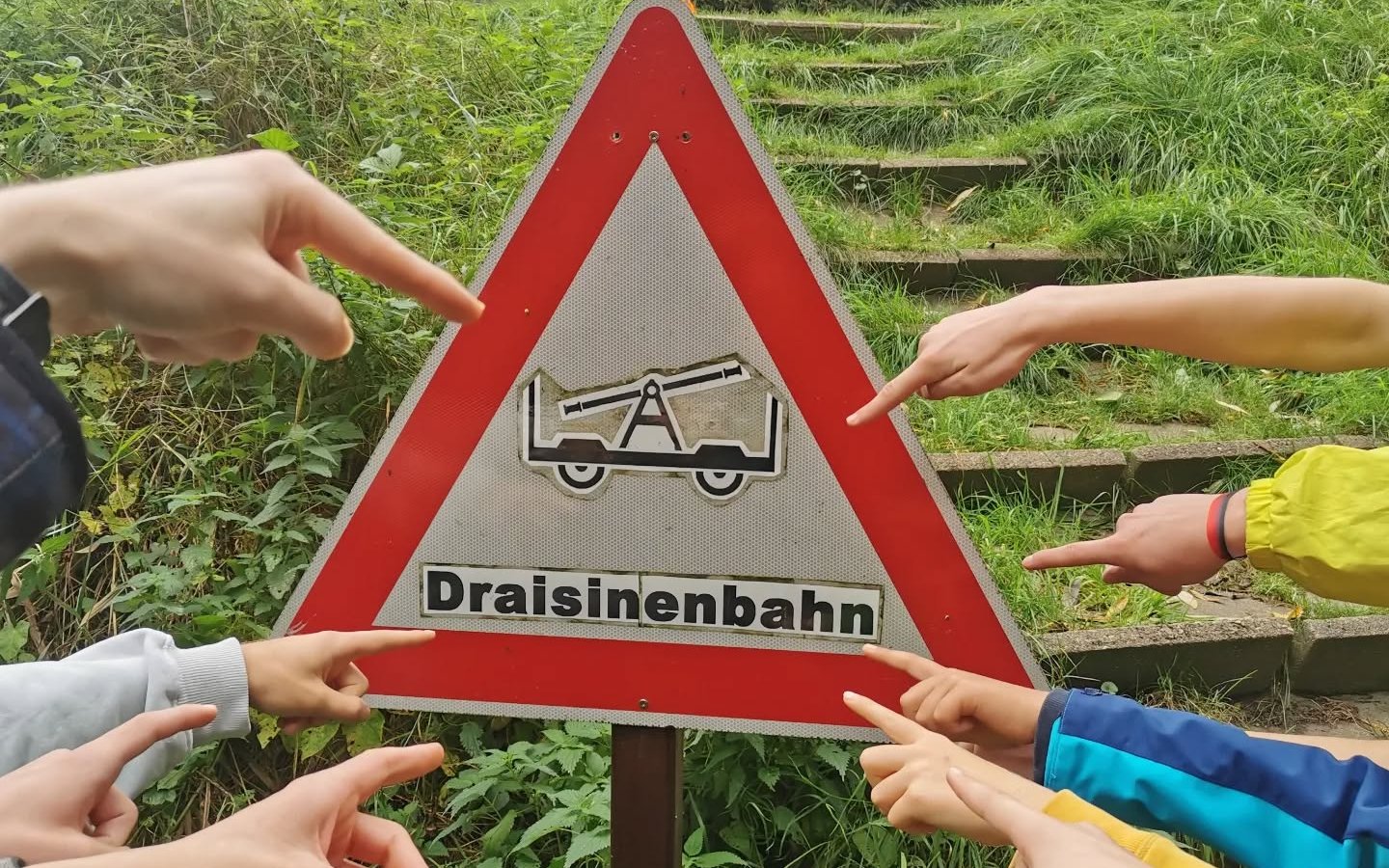Achtungsschild mit Aufschrift "Draisinenbahn"
