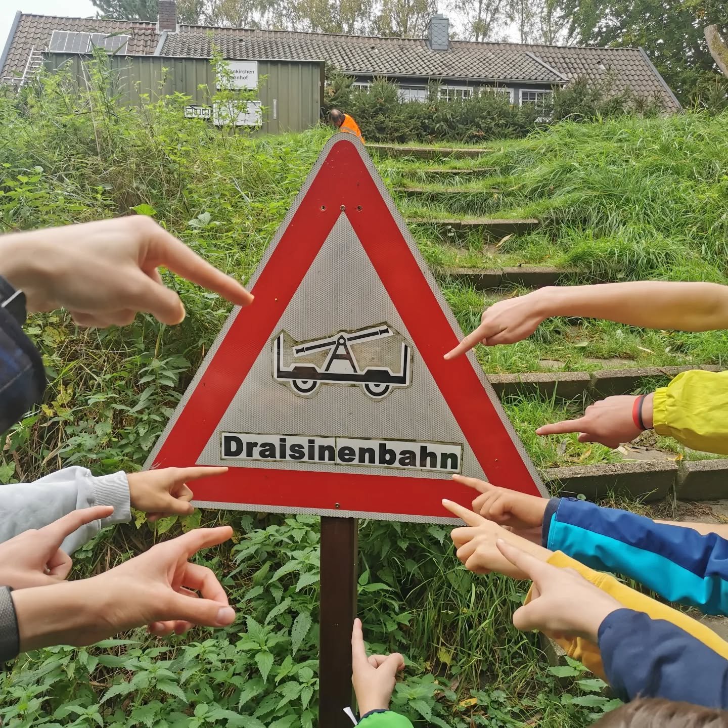 Achtungsschild mit Aufschrift "Draisinenbahn"