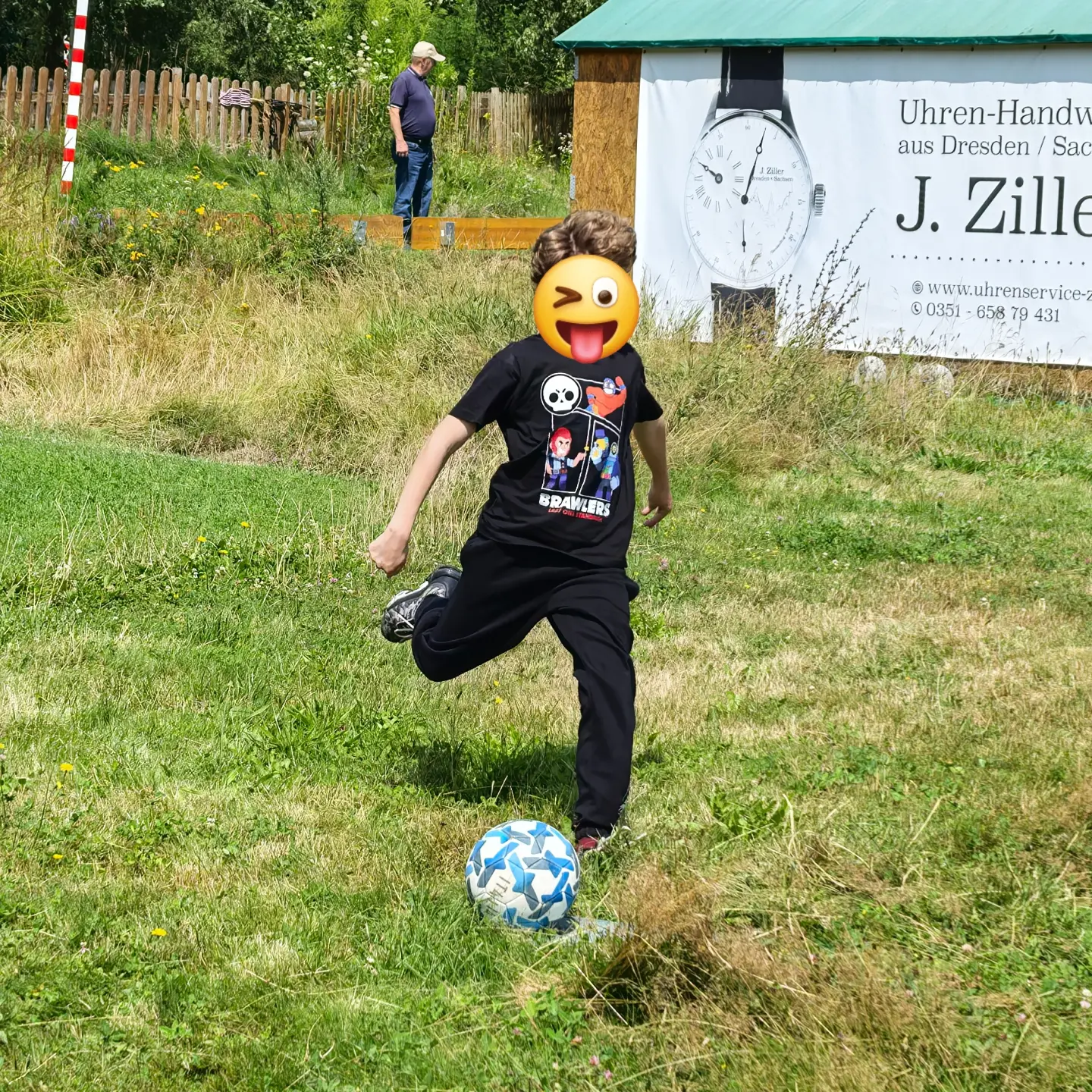Kind schießt gegen Fußball