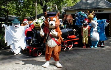Meine Maskottchenfreunde und ich bei einem Fototermin