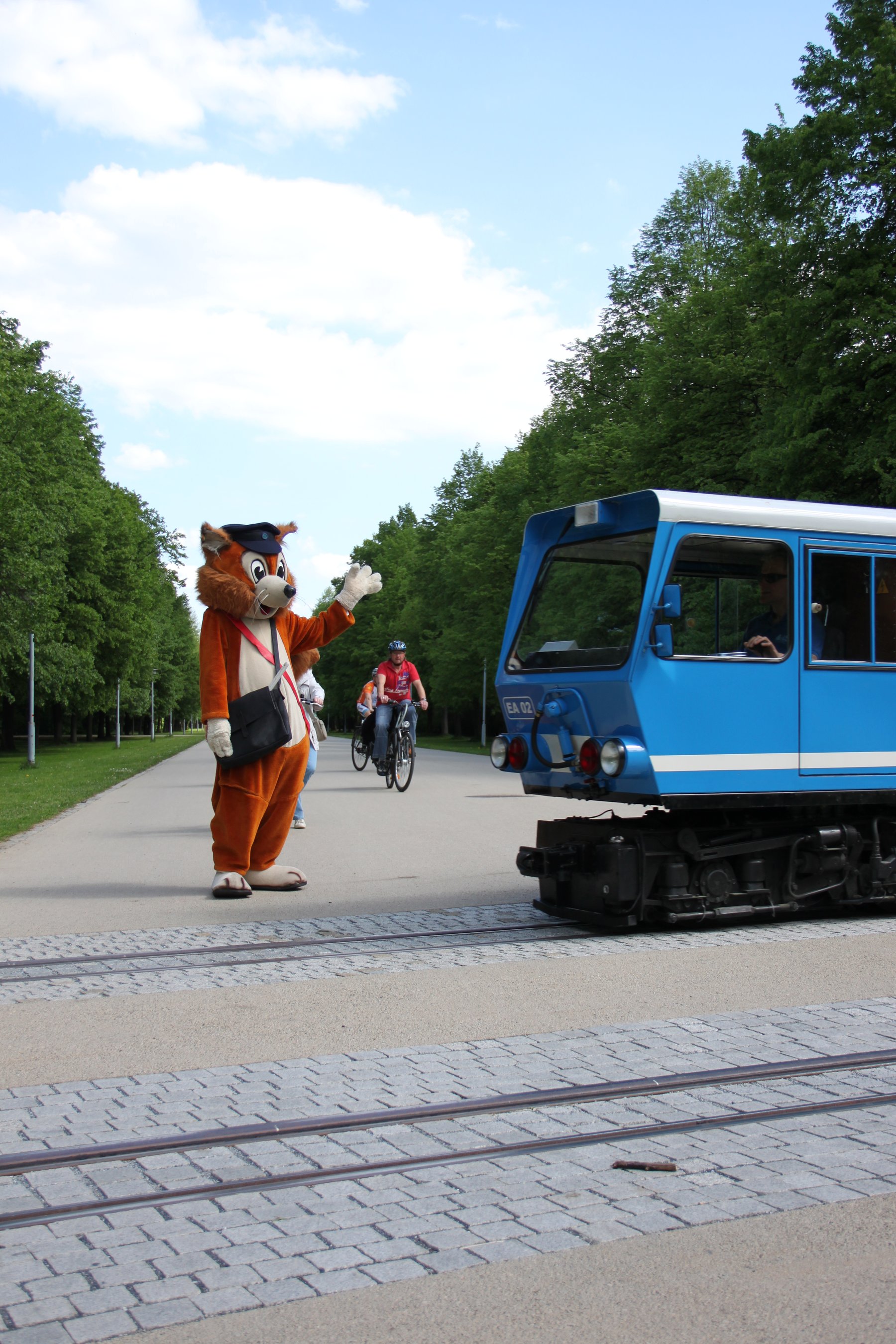 Parkolino grüßt EA02 an der Hauptallee